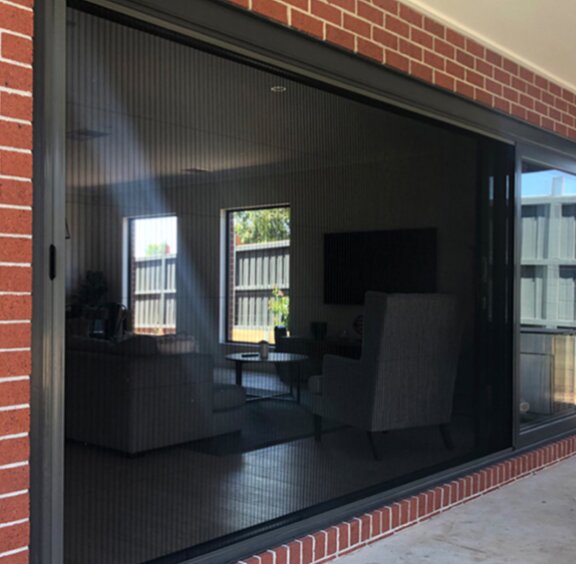 Veliki prozor na zidu sa PVC roletnom